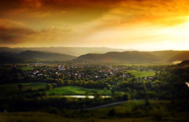 Apus deasupra unui sătuc (foto Alex Robciuc)